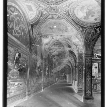 Interno della cripta del Duomo di Salerno (ala sinistra) decorata con marmi policromi stucchi ed affreschi

Archivio fotografico del Museo Didattico della Fotografia (MUDIF)